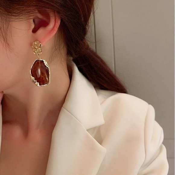 Millard-Inspired Coffee Vintage Gold Earrings - Picture 8 of 8